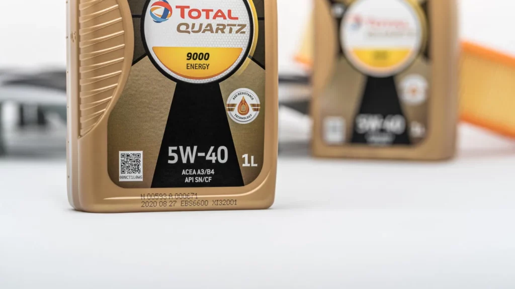 EBS-6900_wydruk_czarnym_atramentem_na_plastikowej_butelce_oleju_samochodowego_dsc00007-1336x750-optimized